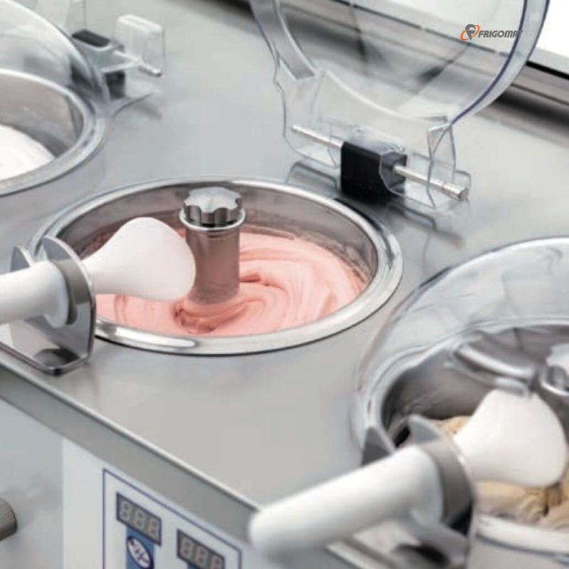 Frigomat friss fagylaltgép GX4, különféle fagylaltfajtákkal töltve